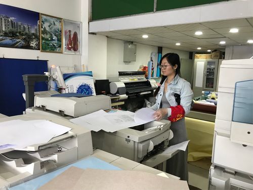 社区工作人员对辖区复印打印店对印刷品及文字图片进行检查.